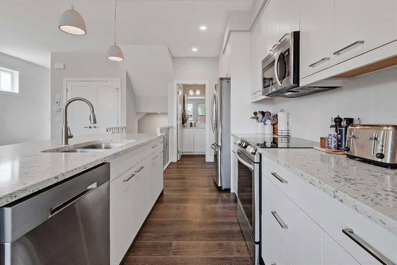 2, 1936 25A Street SW, Richmond — interior photo 6