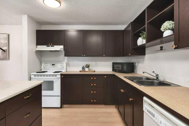 305, 550 Westwood Drive SW, Westgate — interior photo