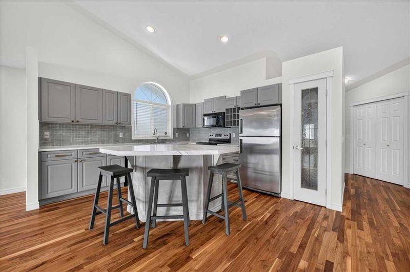 21 Strathearn Gardens SW, Strathcona Park — interior photo 6