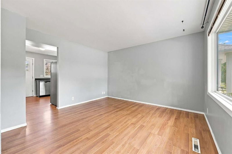 542 Regal Park NE, Renfrew — interior photo