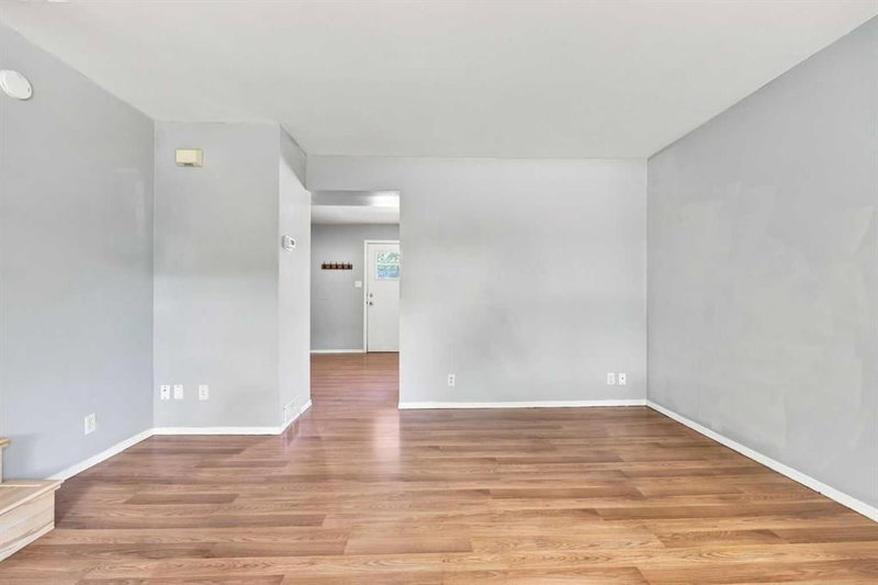 542 Regal Park NE, Renfrew — interior photo 5