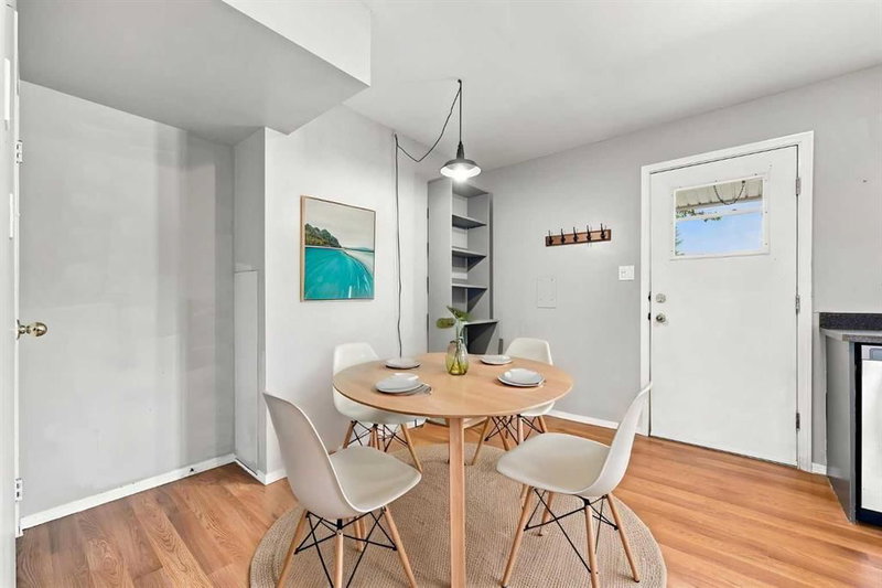 542 Regal Park NE, Renfrew — interior photo 6