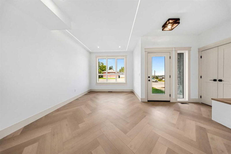 121 42 Avenue NE, Highland Park — interior photo