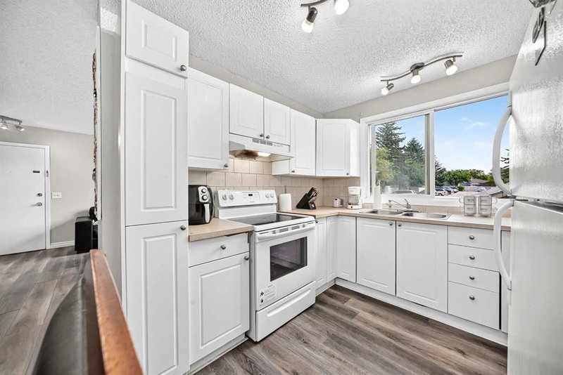 33, 175 Manora Place, Marlborough Park — interior photo 6