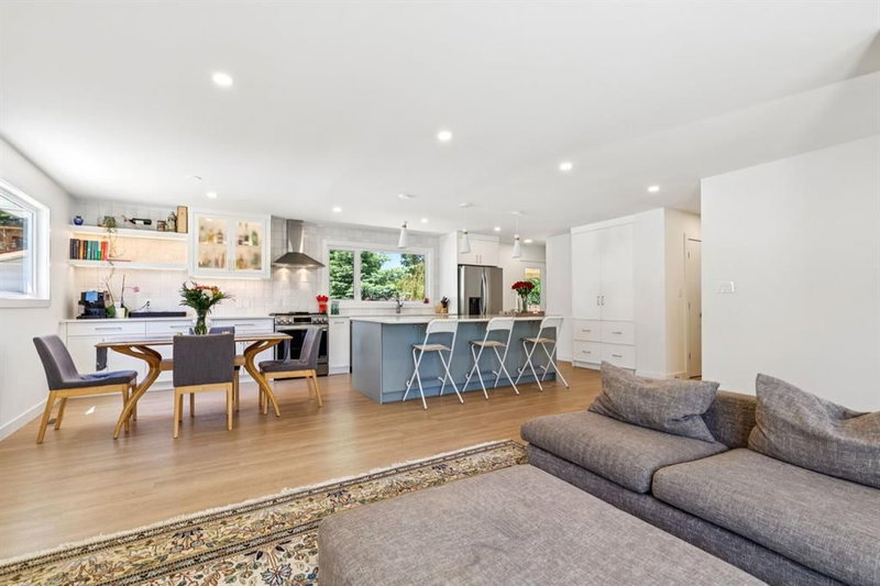618 Oakhill Place SW, Oakridge — interior photo