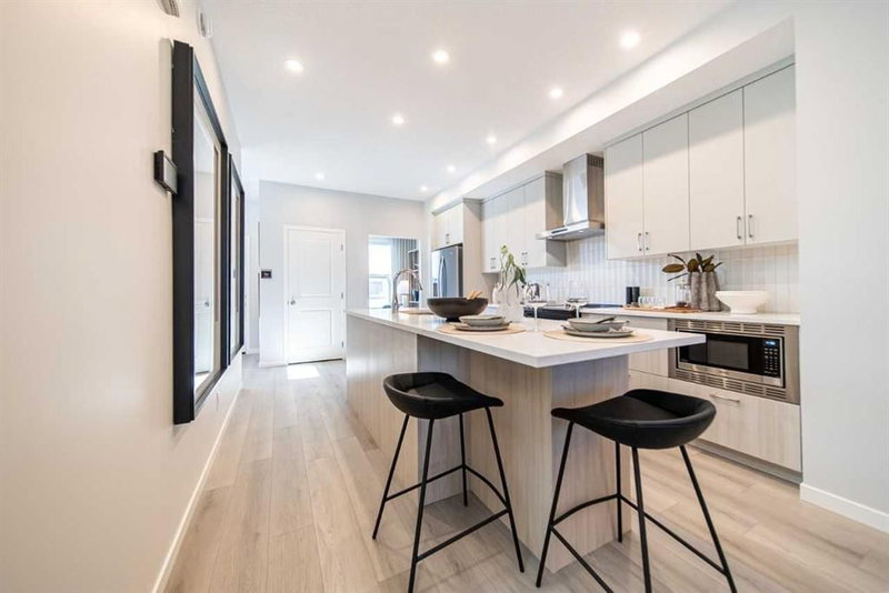 520 Tekarra Drive NW, Glacier Ridge — interior photo