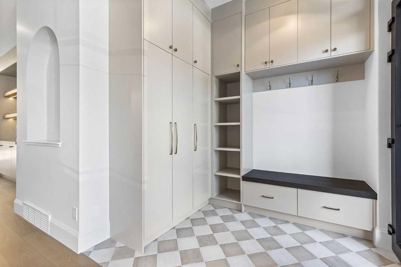 2011 28 Avenue SW, South Calgary — interior photo