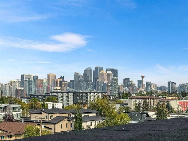 2009 28 Avenue SW, South Calgary — interior photo