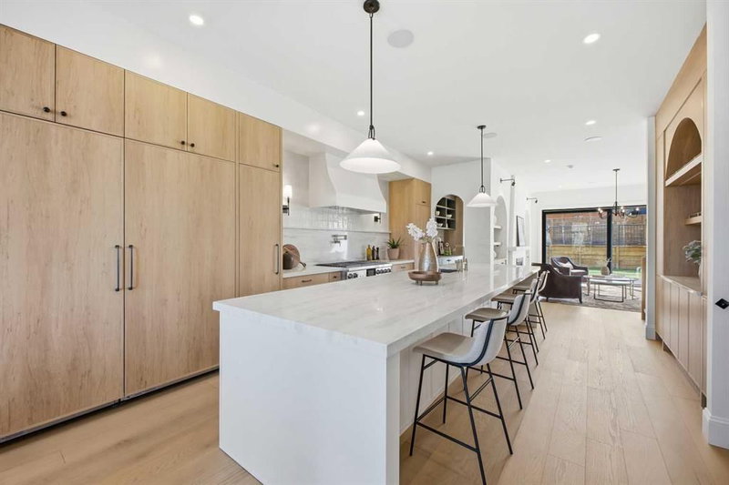 2025 27 Avenue SW, South Calgary — interior photo 7