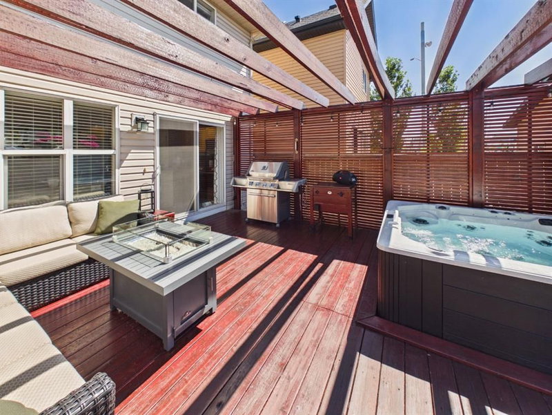 2049 New Brighton Gardens SE, New Brighton — interior photo 6