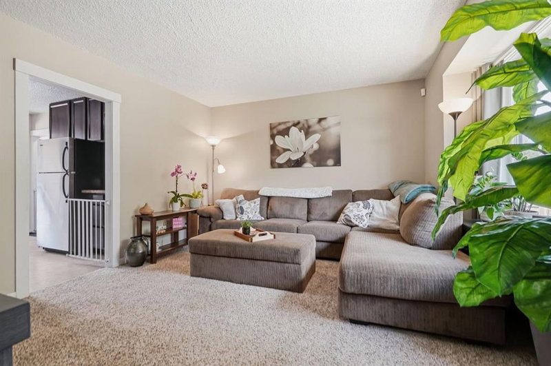 1037 Regal Crescent NE