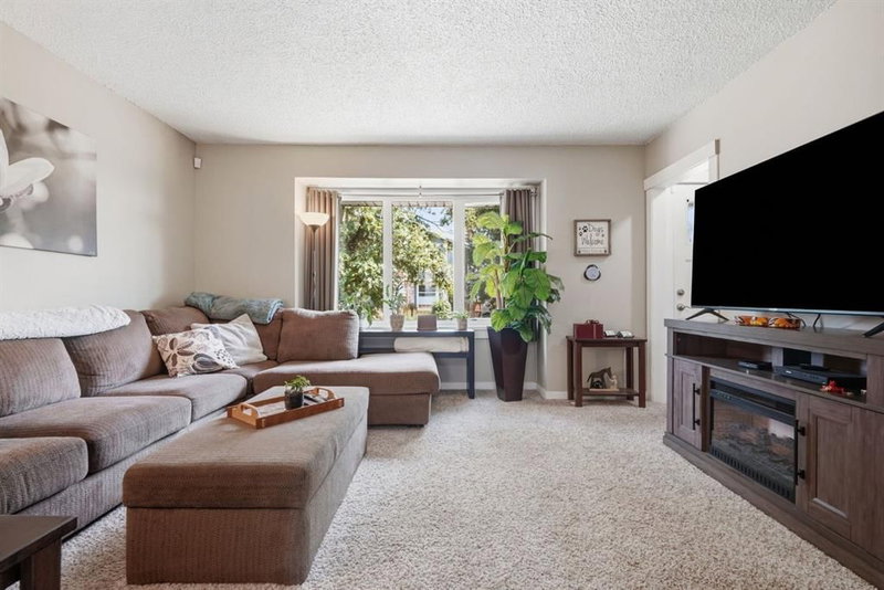 1037 Regal Crescent NE, Renfrew — interior photo 5