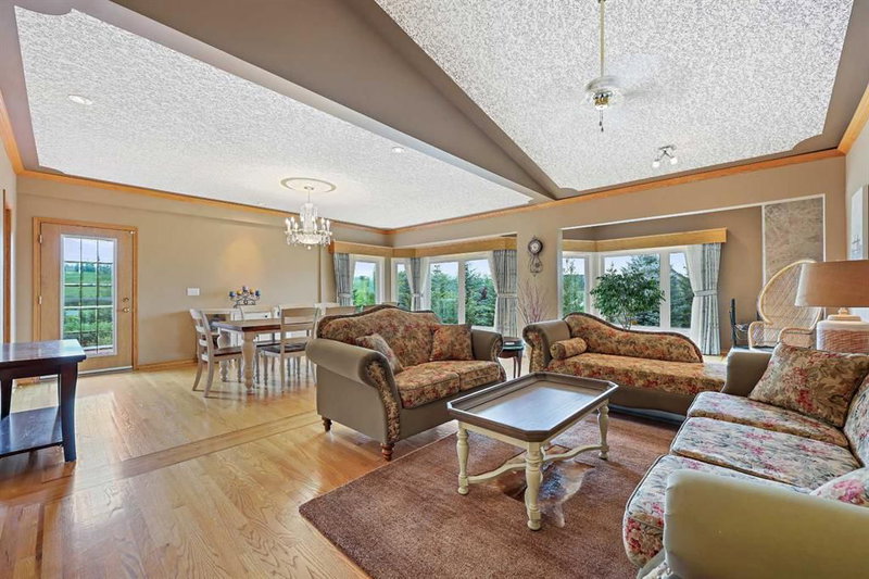 242125 8 Street E, Rural Foothills County — interior photo
