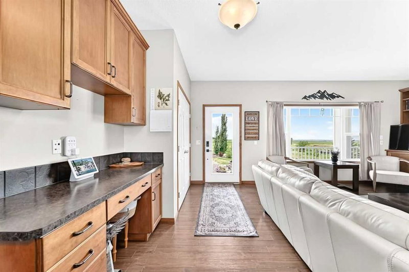 320016 402 Avenue E, Rural Foothills County — interior photo