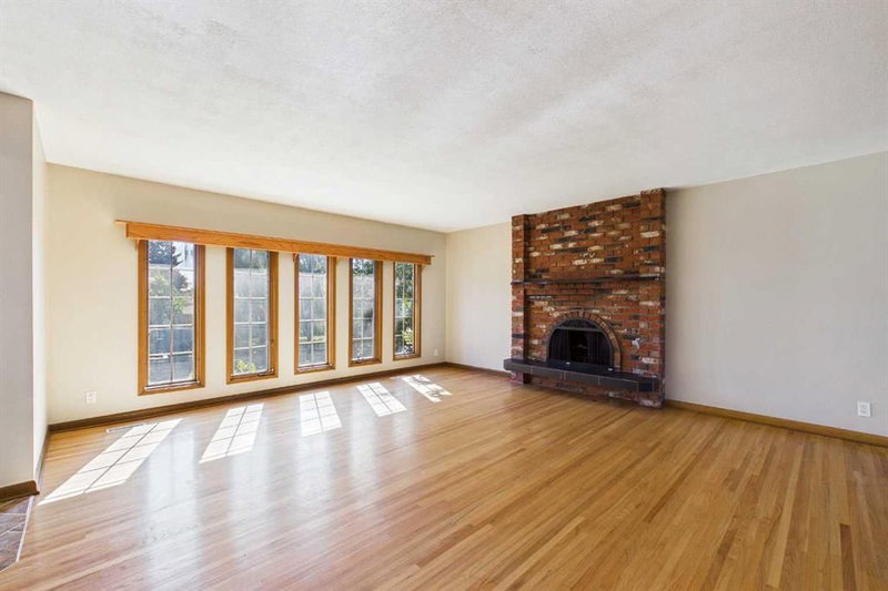 5 Chisholm Crescent NW, Charleswood — interior photo