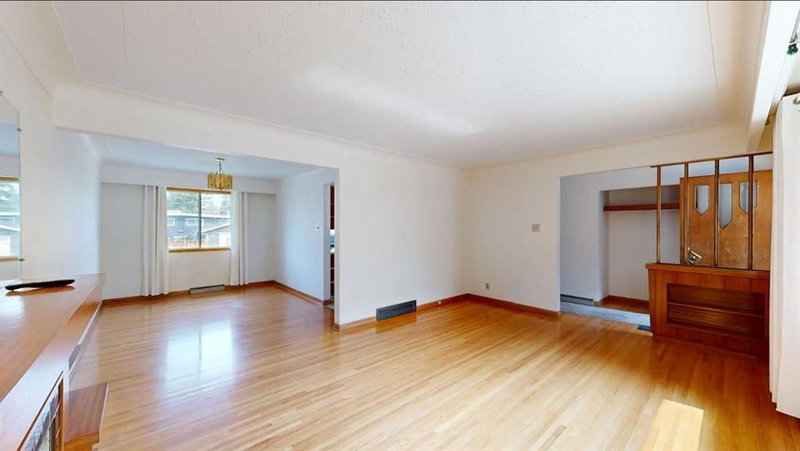 712 55 Avenue SW, Windsor Park — interior photo 5