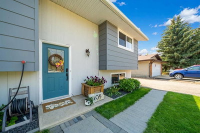 109 Centennial Park Crescent E
