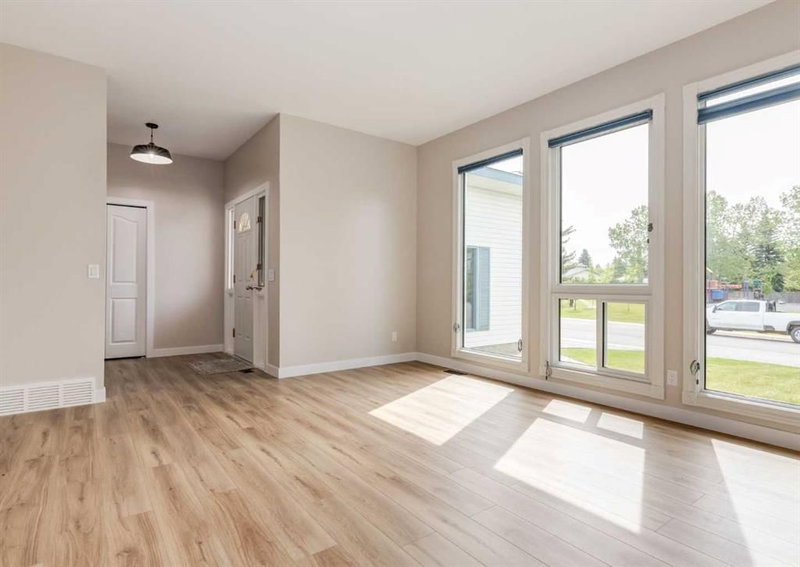 7956 71 Avenue NW, Silver Springs — interior photo 5
