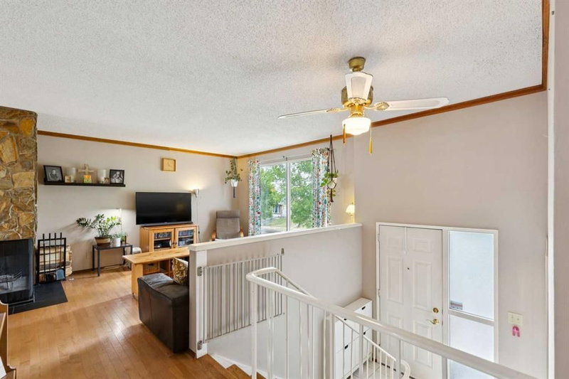 107 Bermuda Drive NW, Beddington Heights — interior photo