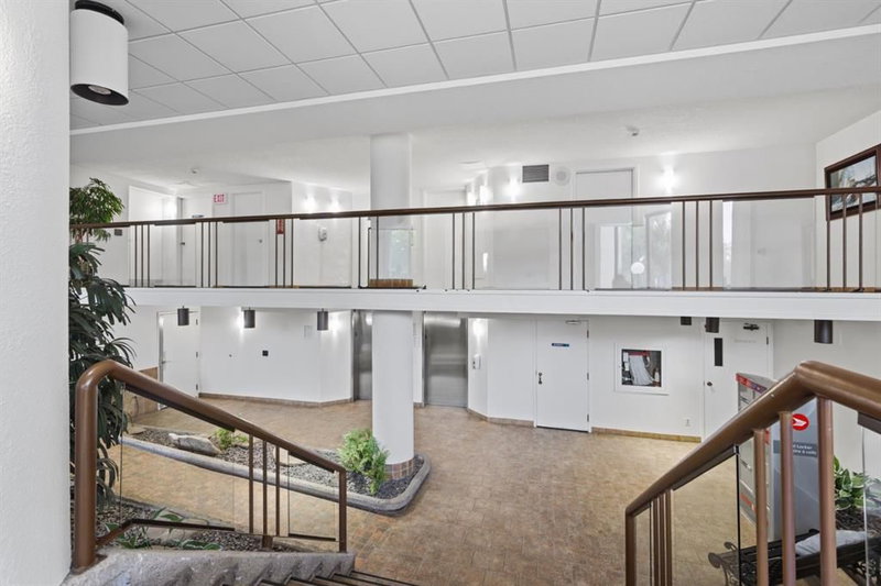 3121, 7030 Coach Hill Road SW, Coach Hill — interior photo 5