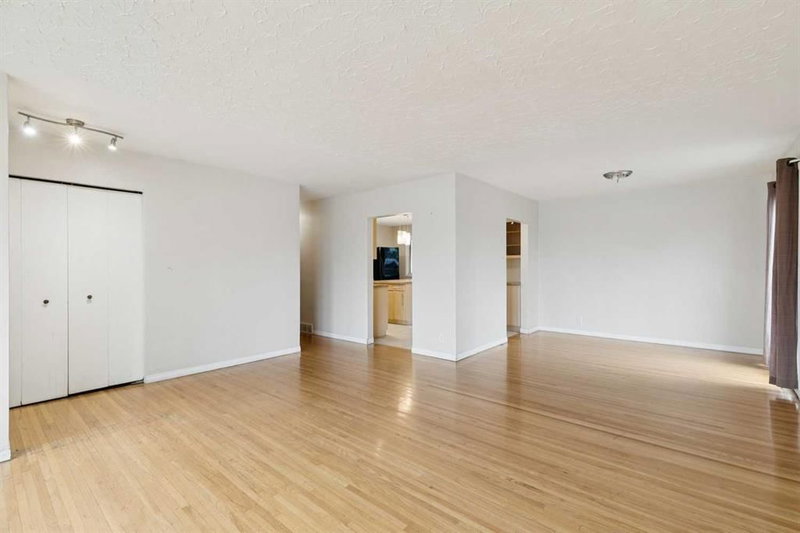 3816 26 Avenue SW, Glendale — interior photo 6