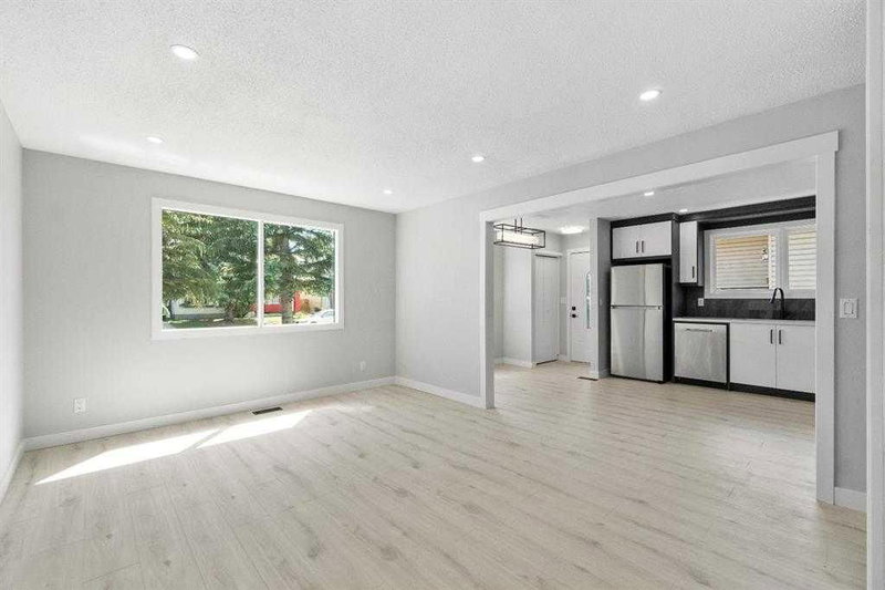6420 26 Avenue NE, Pineridge — photo 3