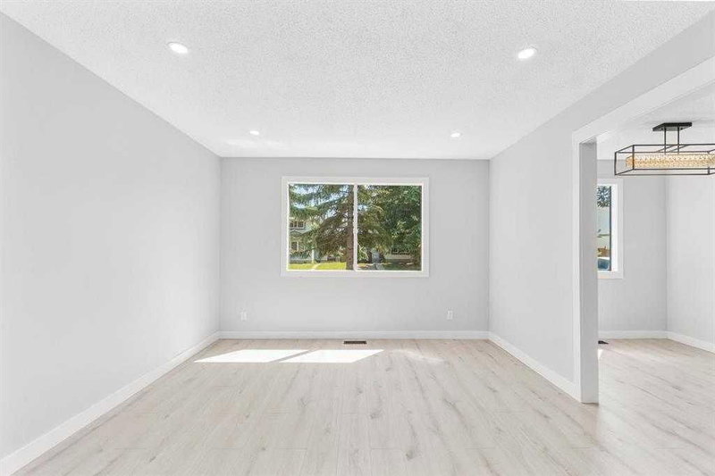 6420 26 Avenue NE, Pineridge — interior photo