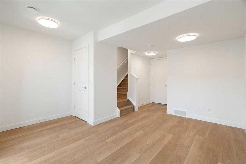 8528 21 Avenue SE, Belvedere — interior photo 5