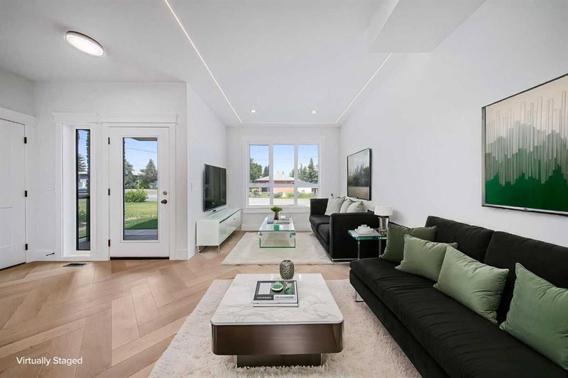 119 42 Avenue NE, Highland Park — interior photo 6