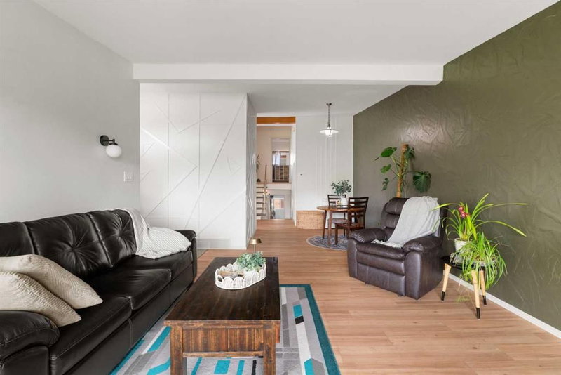 726 68 Avenue SW, Kingsland — interior photo 6