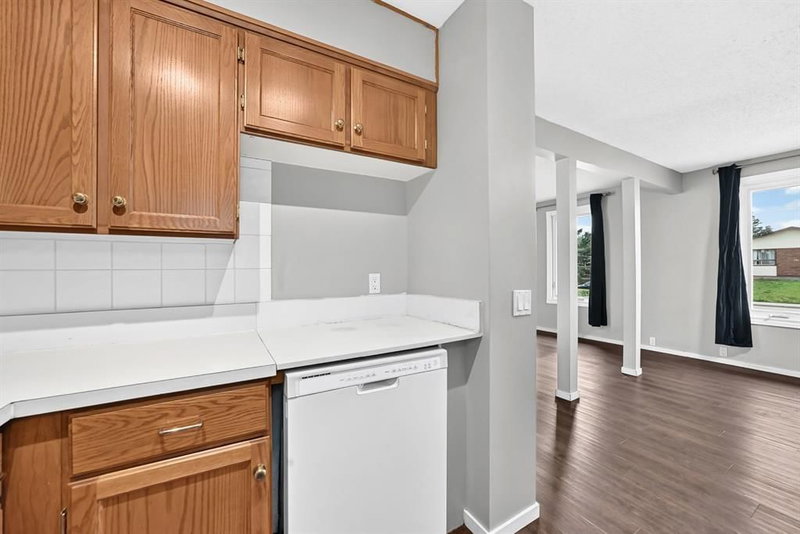 7964 Huntington Road NE, Huntington Hills — interior photo 5
