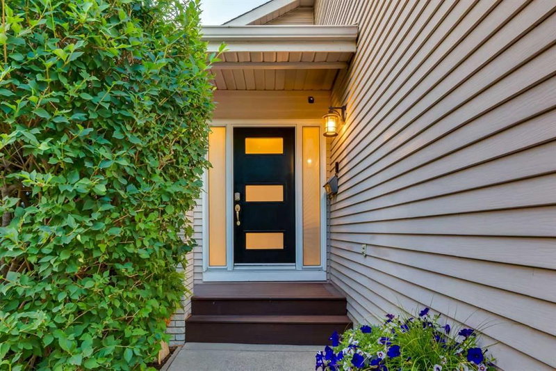 775 STRATHCONA Drive SW, Strathcona Park — photo 3