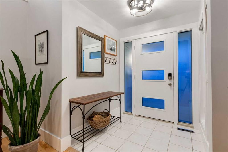775 STRATHCONA Drive SW, Strathcona Park — interior photo 5