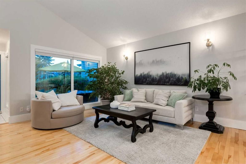 775 STRATHCONA Drive SW, Strathcona Park — interior photo 6