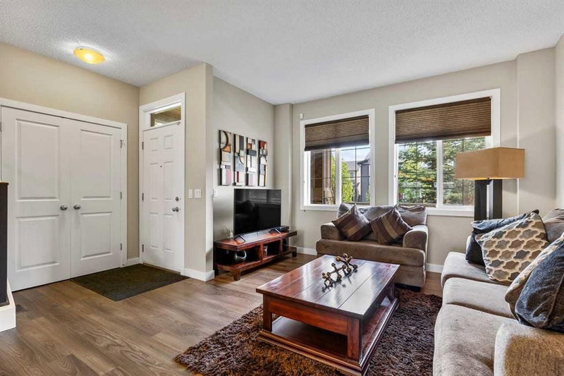 579 Evanston Drive NW, Evanston — interior photo 5