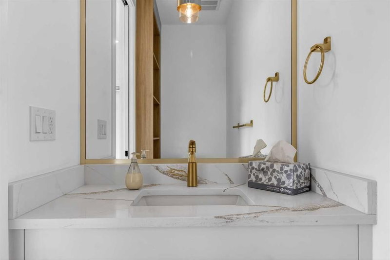 720 52 Avenue SW, Windsor Park — interior photo 6