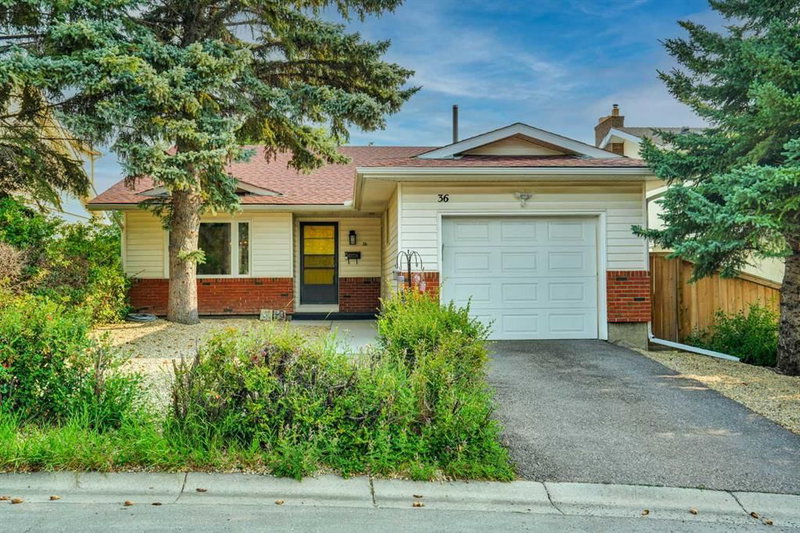36 Coach Manor Rise SW