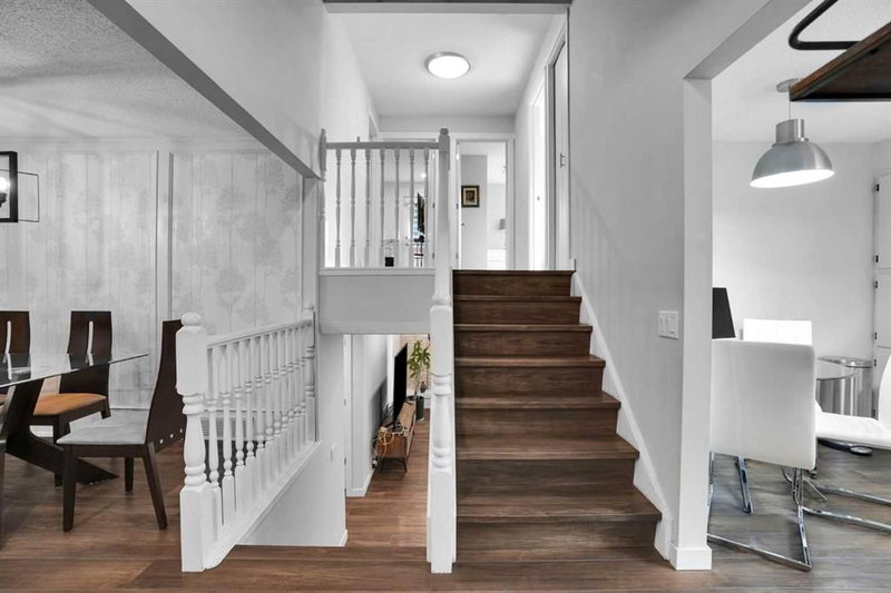 36 Coach Manor Rise SW, Coach Hill — interior photo