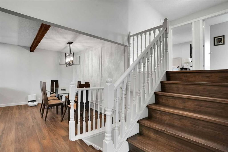 36 Coach Manor Rise SW, Coach Hill — interior photo 5