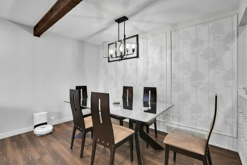 36 Coach Manor Rise SW, Coach Hill — interior photo 6