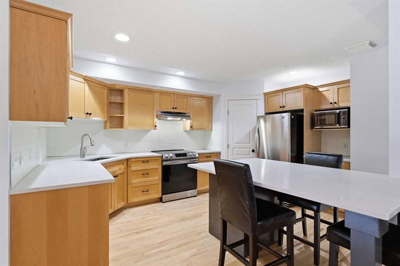 2, 435 13 Avenue NE, Renfrew — interior photo