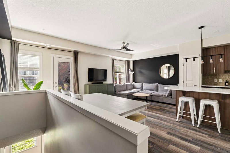 945 Mckenzie Towne Manor SE, McKenzie Towne — interior photo 5