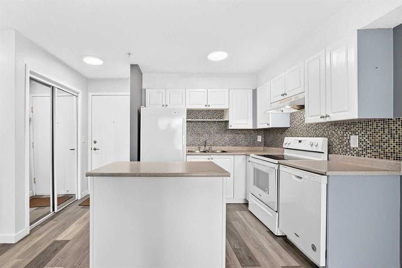 109, 1717 60 Street SE, Red Carpet — interior photo 5