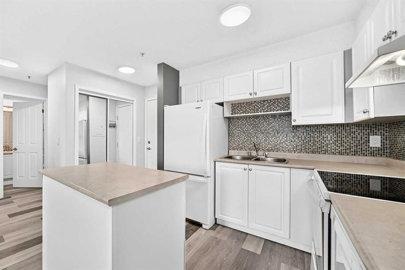 109, 1717 60 Street SE, Red Carpet — interior photo 6