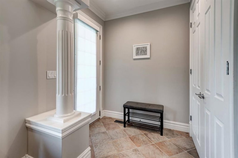 115 15 Street NW, Hillhurst — interior photo