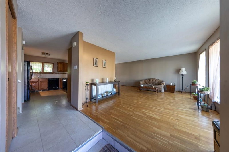 3007 52 Avenue, Lloydminster — listing photo 2