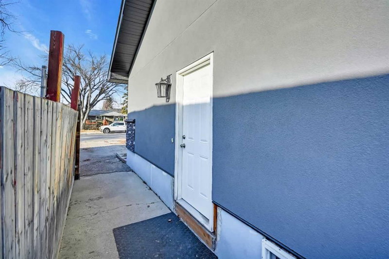 2046 33 Street SE, Southview — interior photo 6