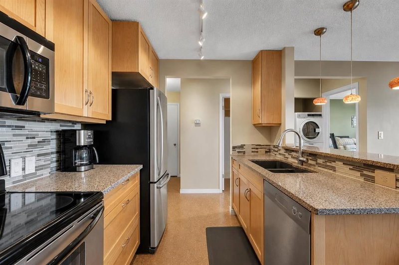 302, 1513 26 Avenue SW, South Calgary — interior photo