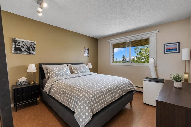 302, 1513 26 Avenue SW, South Calgary — interior photo 5