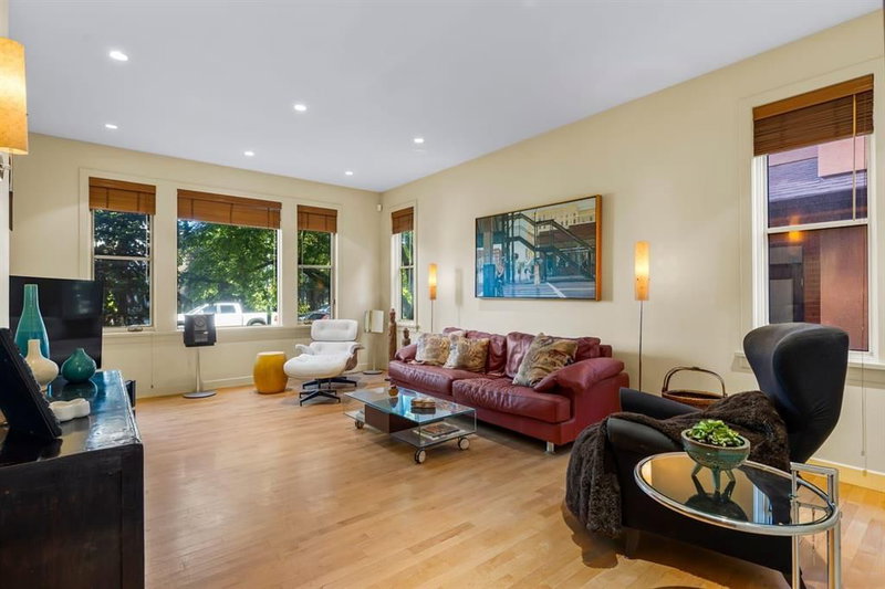 1717 7 Avenue NW, Hillhurst — interior photo